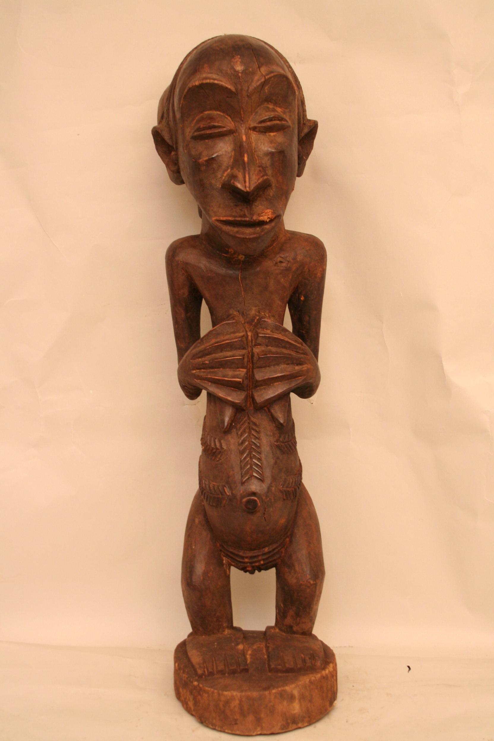 Hemba (Buli), d`afrique : Rép.démoncratique du Congo., statuette Hemba (Buli), masque ancien africain Hemba (Buli), art du Rép.démoncratique du Congo. - Art Africain, collection privées Belgique. Statue africaine de la tribu des Hemba (Buli), provenant du Rép.démoncratique du Congo., 1485/1278 Très belle statue Hemba de style Buli h.85cm. village Katutu le long de la rivière région de Kabalo.Le chef est/Ngoy Mwilambwe. Elle représente une femme debout les deux mains sur la poitrine,sa coiffure est quadri lobée en forme en croix.début du 20eme sc.l